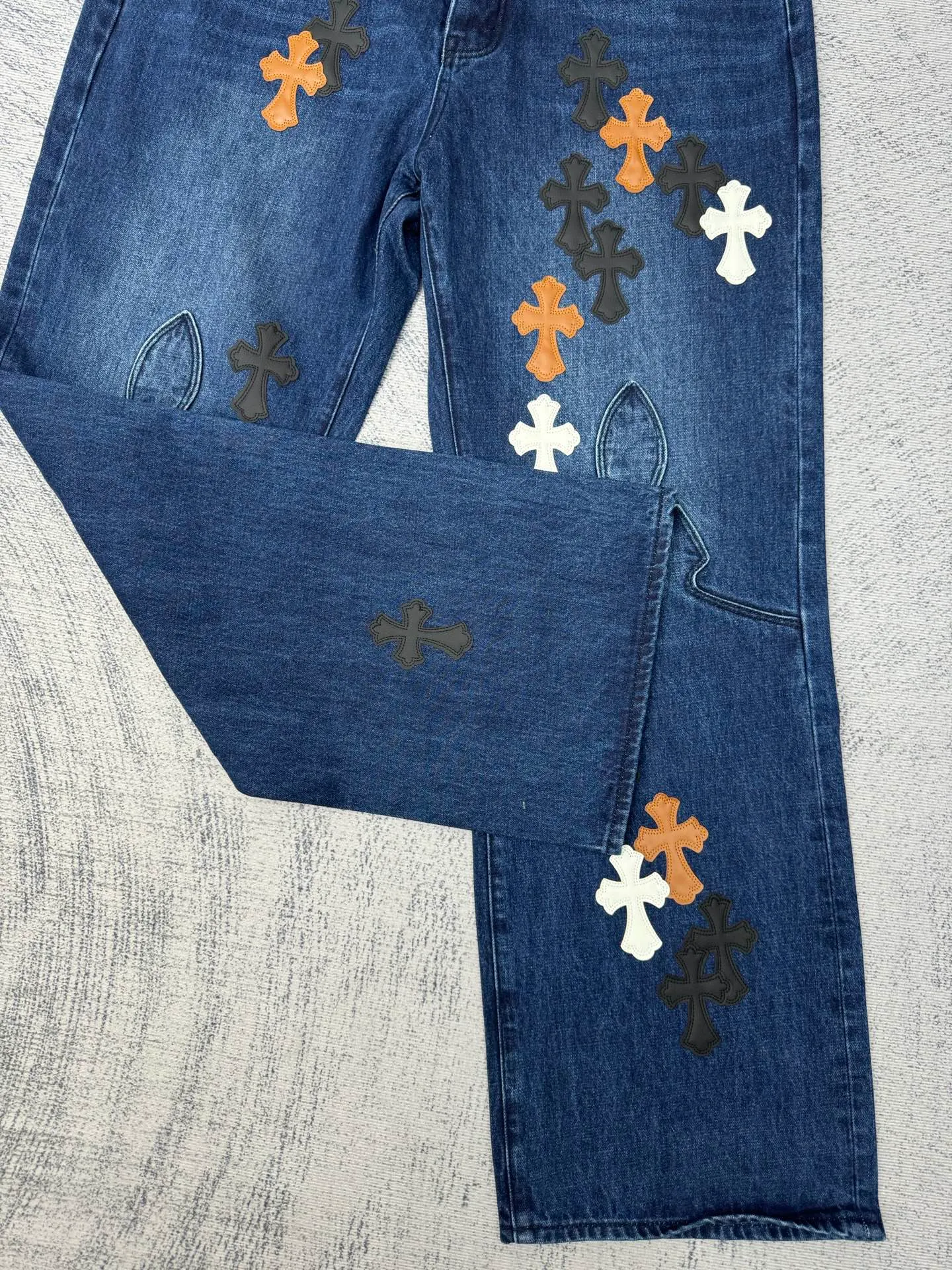 P750 Chrome Heat CH limited flame patch leather jeans Size: 30/32/34/36/38 This jeans is a store VIP limited edition (can only be purchased by store VIPs) and is not an official website model, so it is even rarer. When we got it back, we found that these pants were different from the usual 501 version. These pants were made of CH's own soleplate, not the 501 soleplate. So I can only customize the fabrics myself and rely on various relationships to get the raw material fabrics. The washing process also took dozens of attempts to finally achieve the effect we wanted. This pair of pants uses a total of 35 pieces of leather, all of which are second-layer cowhide. Therefore, whether the material is leather label or wash label, fabric or hardware, the mold needs to be re-opened and the cross must be sewn manually (in order to restore it, it can only be done manually).